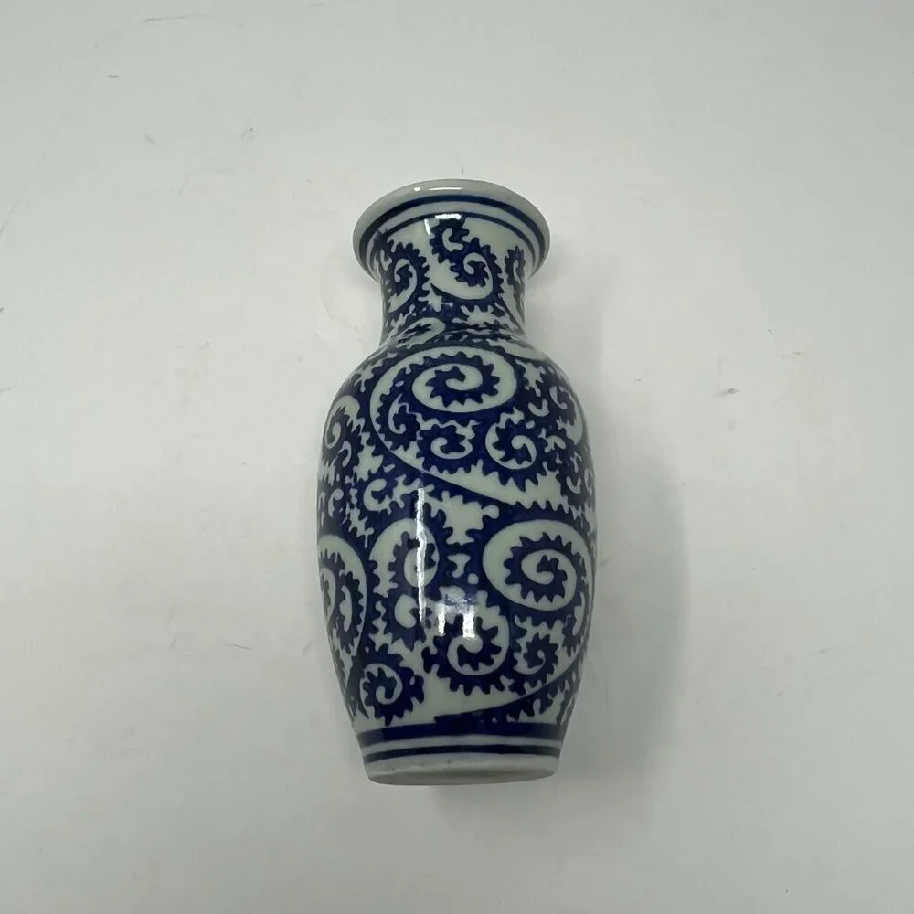 Japanese Tako Karakusa vase vintage blue white octopus vine small